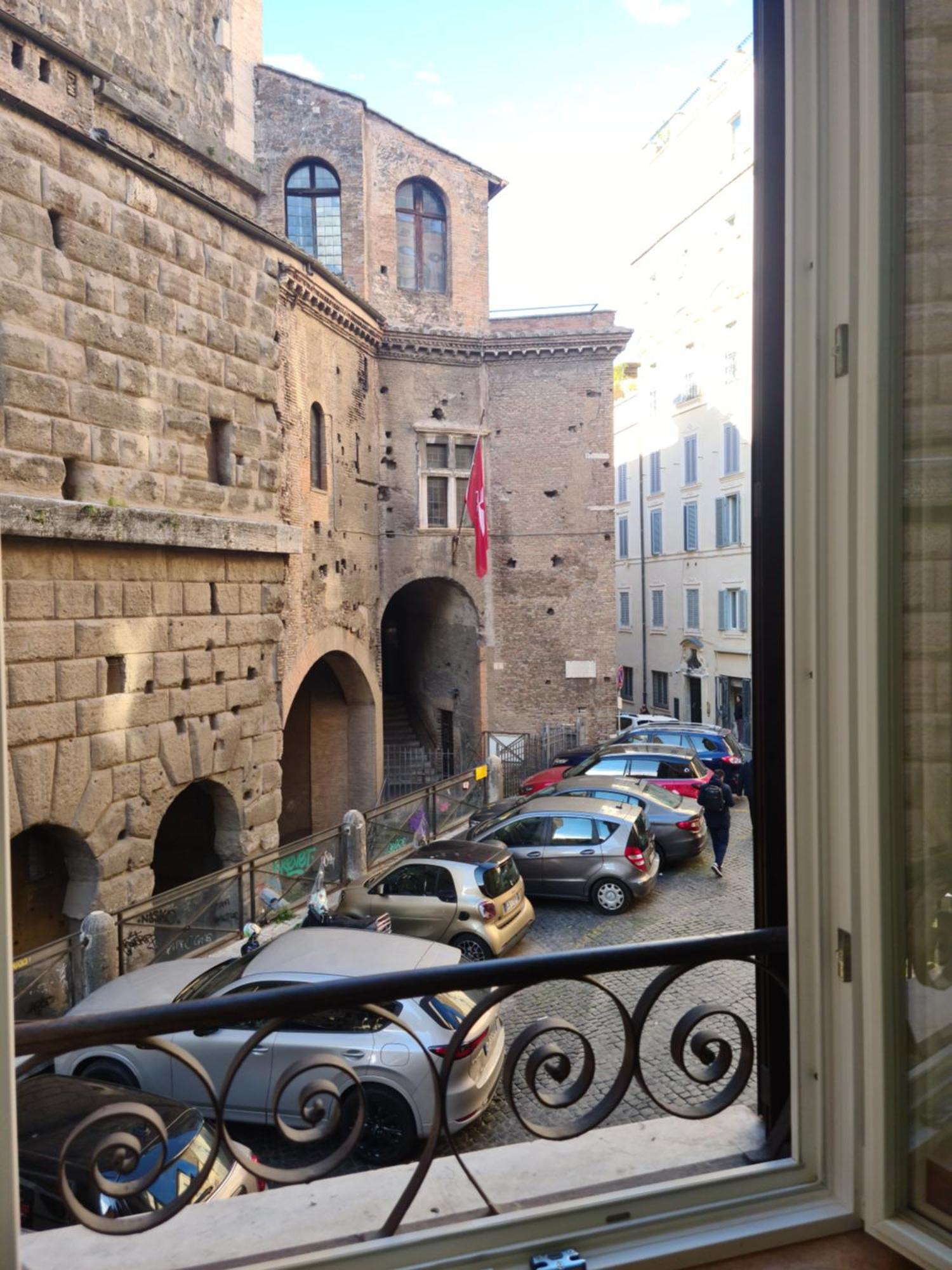 Il Grillo Ai Fori Romani